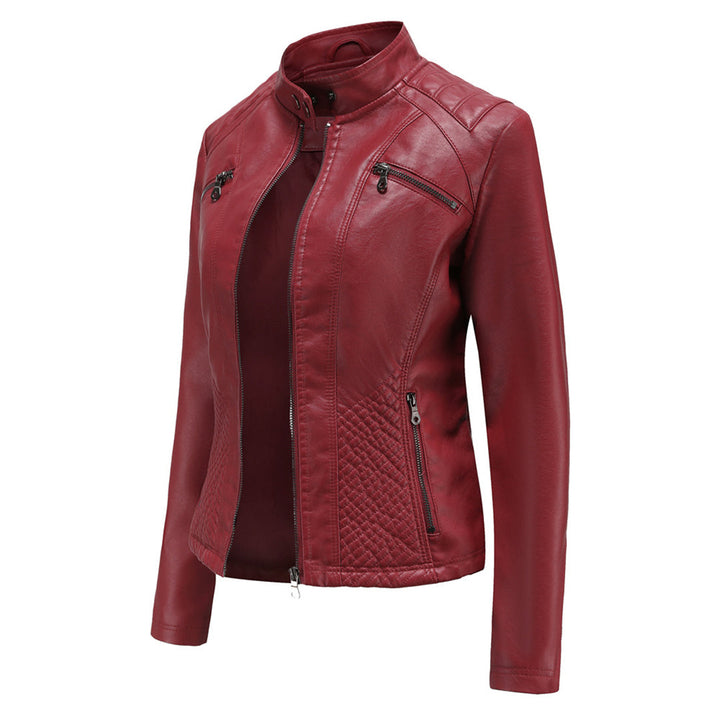 Nova collectie: trendy rood vegan leren damesjack; stoere, tijdloze pasvorm voor moderne vrouwen.