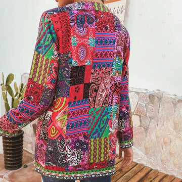 Veelzijdig gebreid dames vest, rood met retro details. Geschikt voor zowel casual als chique combinaties.