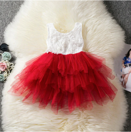 Comfortabele en stijlvolle meisjes feestjurk, een luchtige zomerjurk. Elegante kinderkleding voor actieve jonge dames.