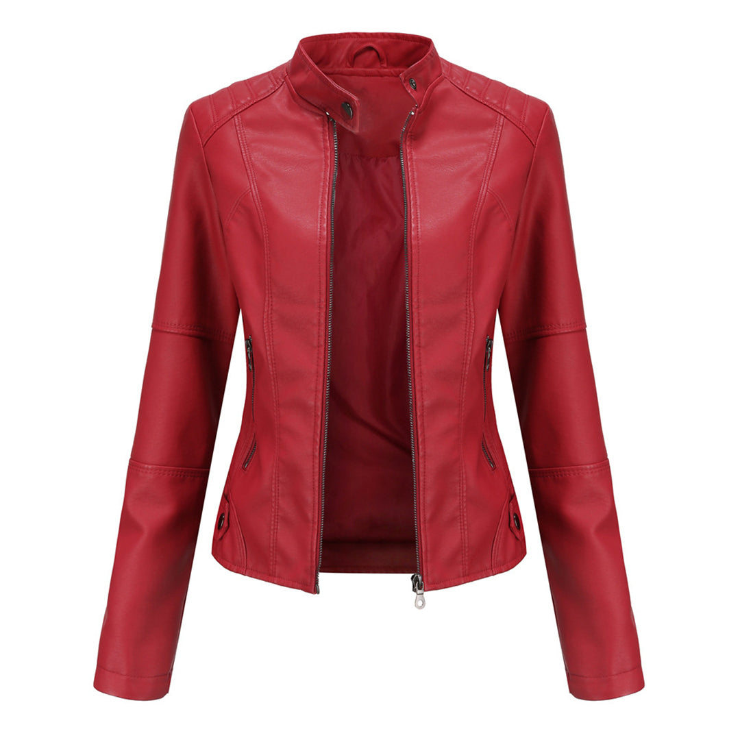 Trendy PU-leren bikerjack Romy voor dames, voorzien van een unieke asymmetrische ritssluiting.