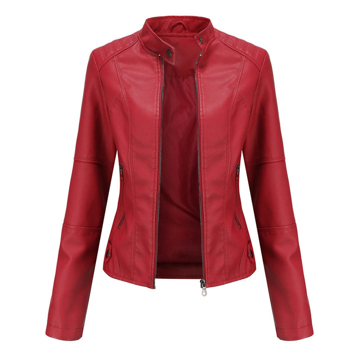 Trendy PU-leren bikerjack Romy voor dames, voorzien van een unieke asymmetrische ritssluiting.