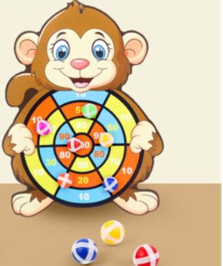 Een jongen werpt veilig een klittenbandpijltje op het kleurrijke plak dartbord voor kinderen.