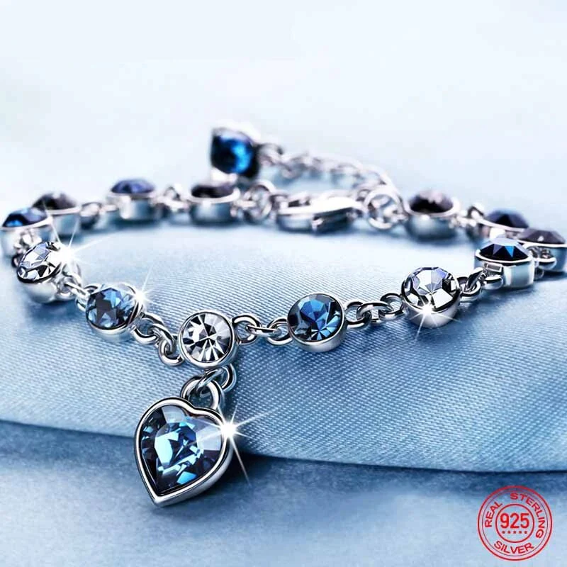 Sprankelende damesarmband met oceaanhart kristallen en schitterende blauwe zirkonia hartbedel. Prachtig geschenk.