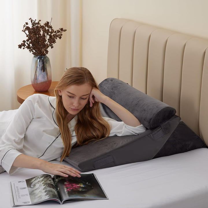 RelaxPlus orthopedisch wigkussen van traagschuim voor optimaal slaapcomfort en ondersteuning.