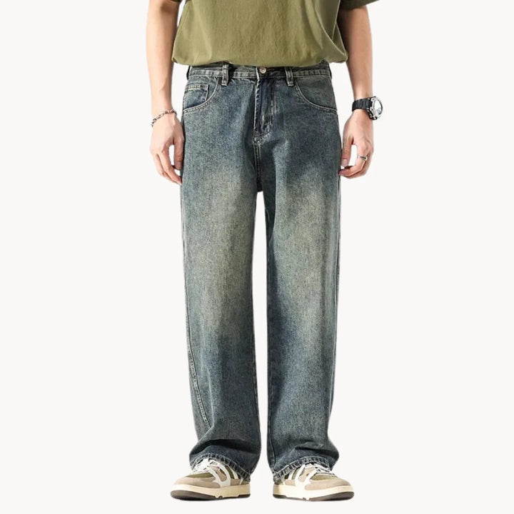 Lichtblauwe heren straight-leg jeans, casual retro stijl, perfect voor lente en zomer.