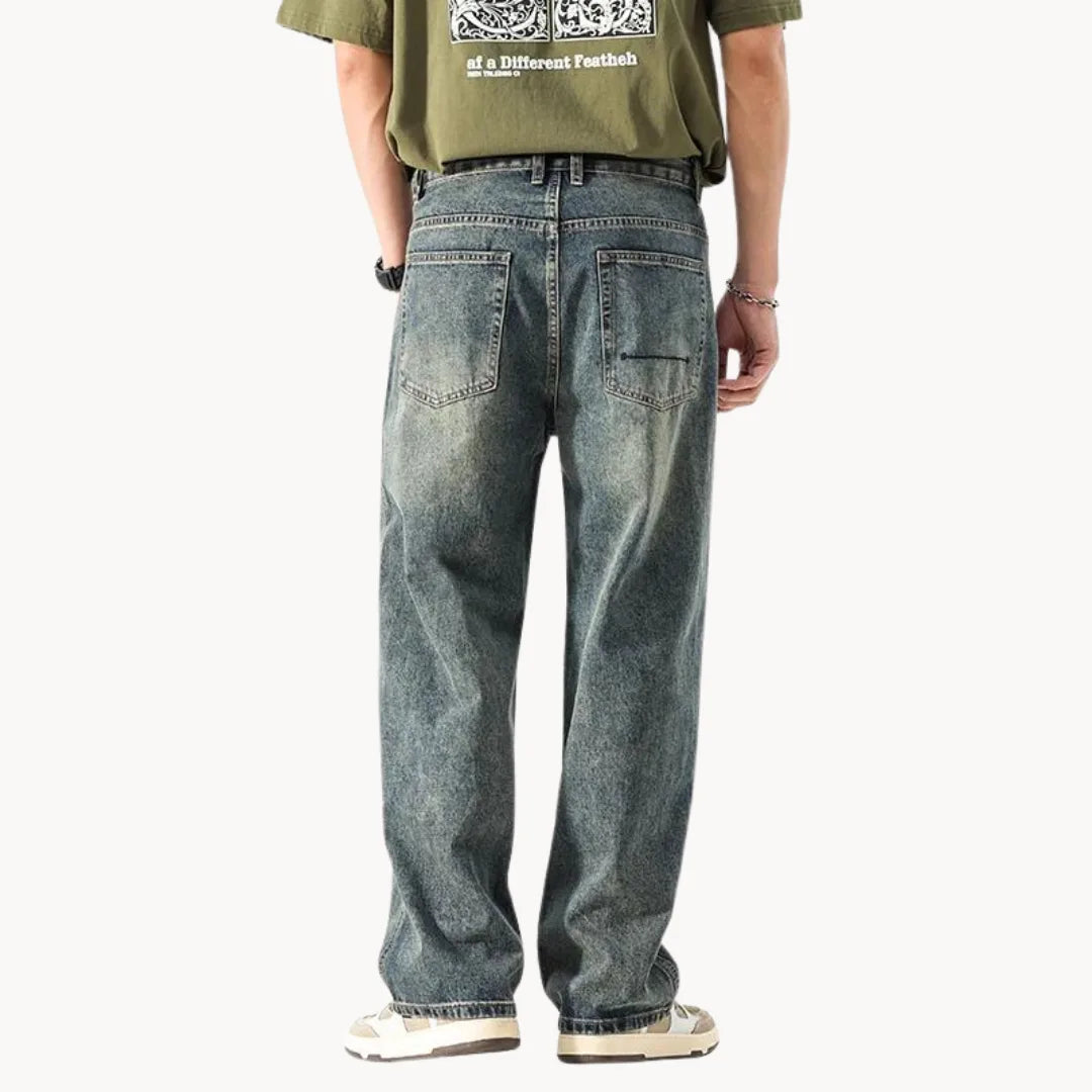 Donkerblauwe heren jeans, rechte pasvorm, relaxte look voor herfst en winter.