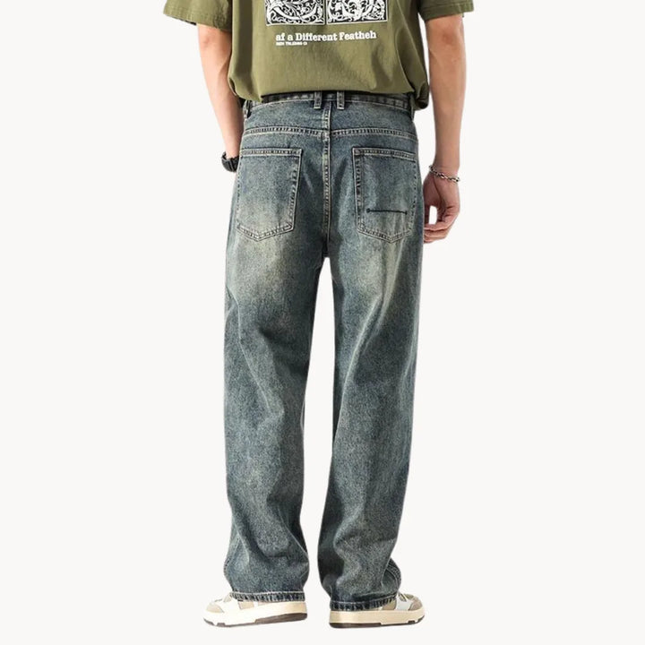 Donkerblauwe heren jeans, rechte pasvorm, relaxte look voor herfst en winter.