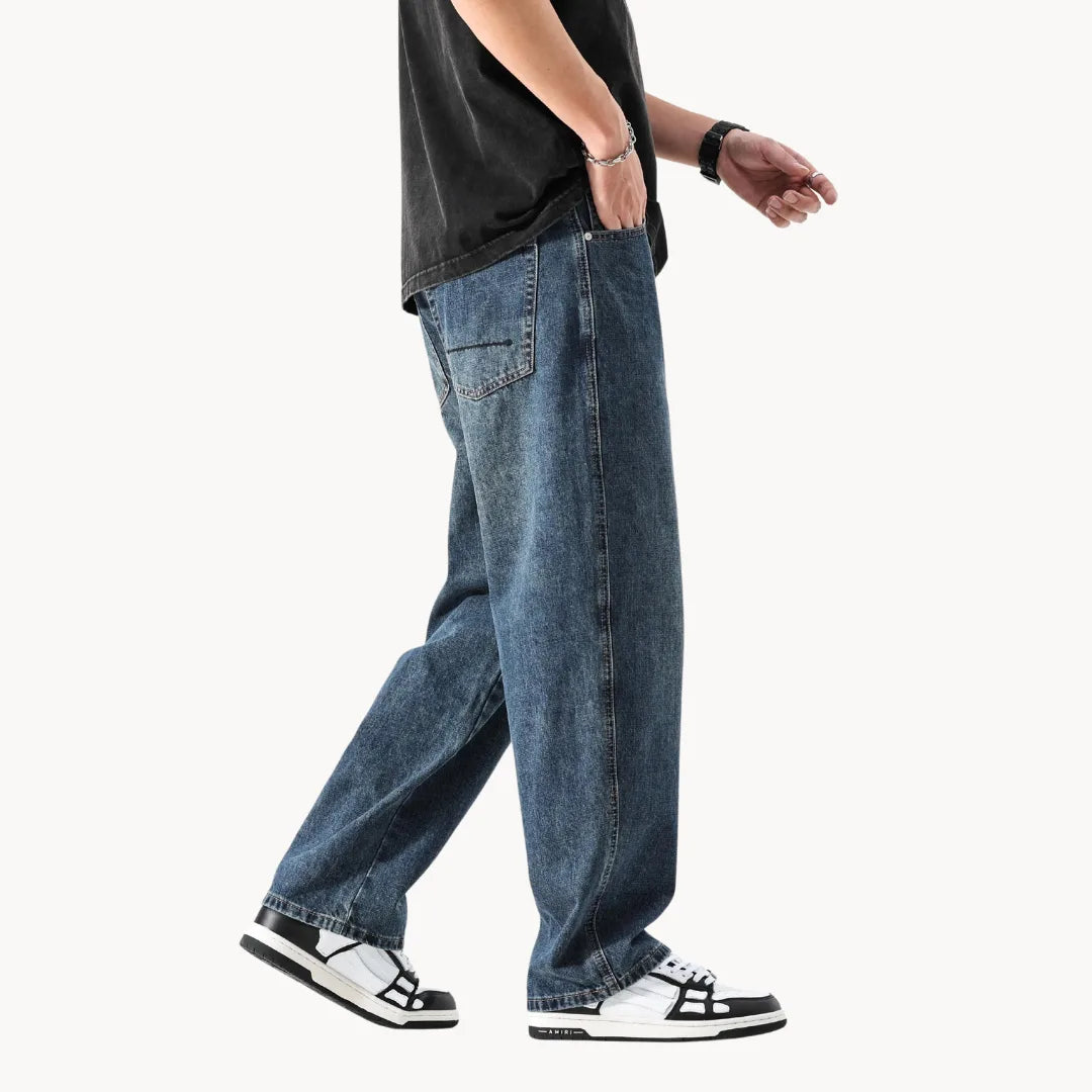 Donkerblauwe retro heren jeans, rechte pijpen, comfortabele relaxte pasvorm.