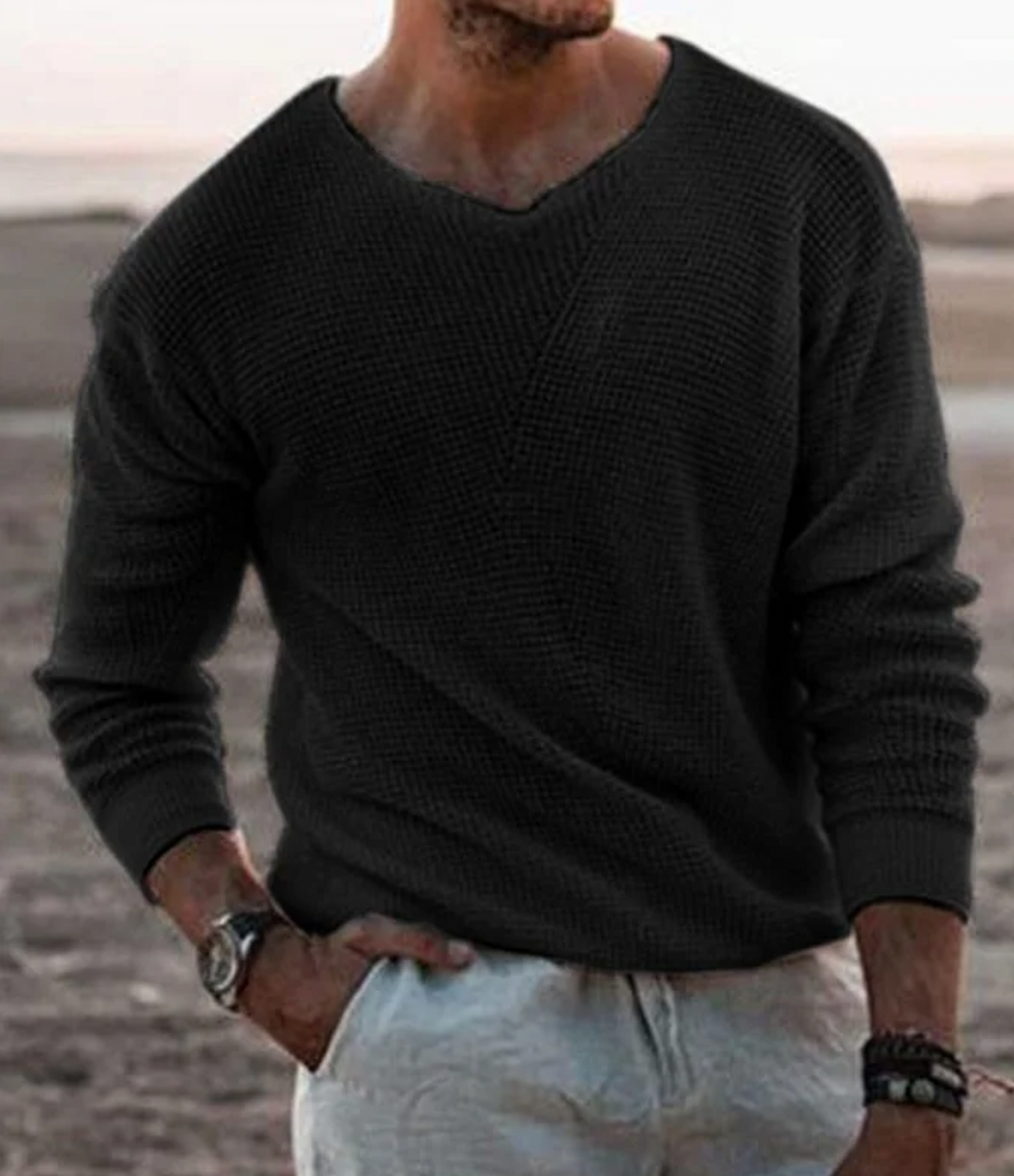 Man draagt ontspannen, losvallende heren trui met V-hals. Wafelgebreid, lange mouwen, ideaal voor een casual outfit.