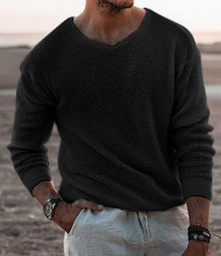 Man draagt ontspannen, losvallende heren trui met V-hals. Wafelgebreid, lange mouwen, ideaal voor een casual outfit.