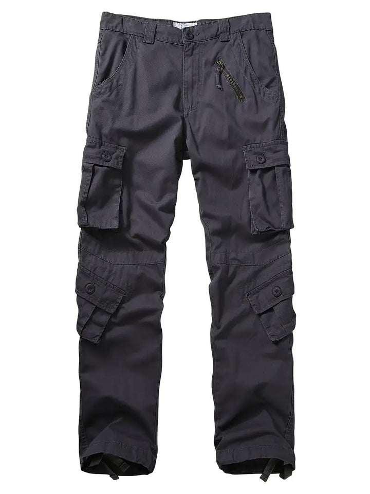 Herenmodel toont Shane cargobroek, relaxed fit, met meerdere zakken, ideaal voor een casual outfit.