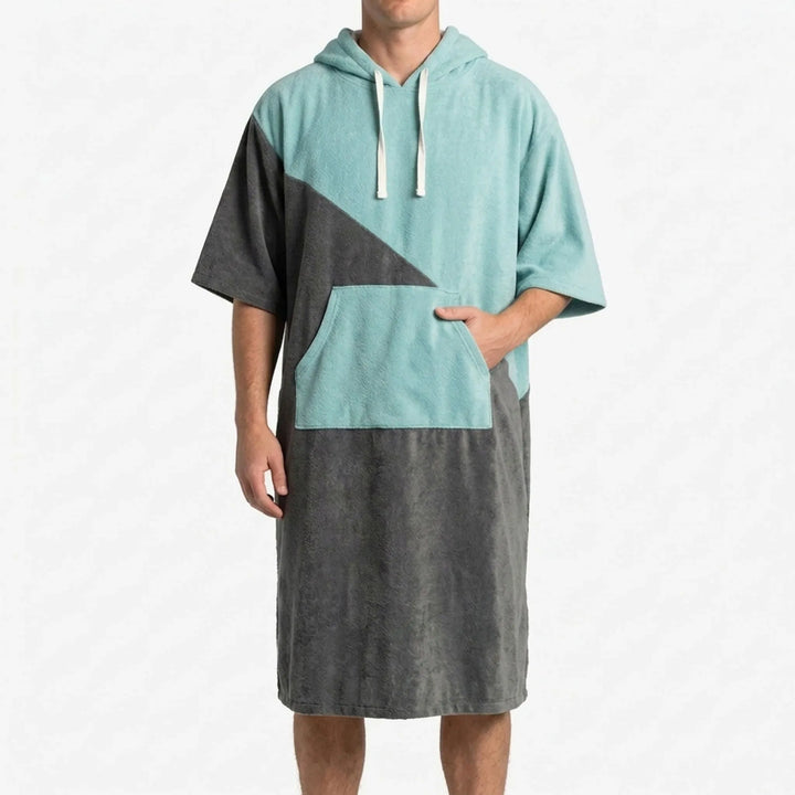 Comfortabele unisex handdoekponcho met capuchon, perfect voor warmte en privacy na zwemmen aan strand of zwembad.