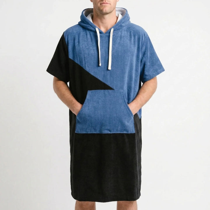 Praktische strandponcho met capuchon voor zowel mannen als vrouwen, ideaal voor omkleden en drogen op het strand.