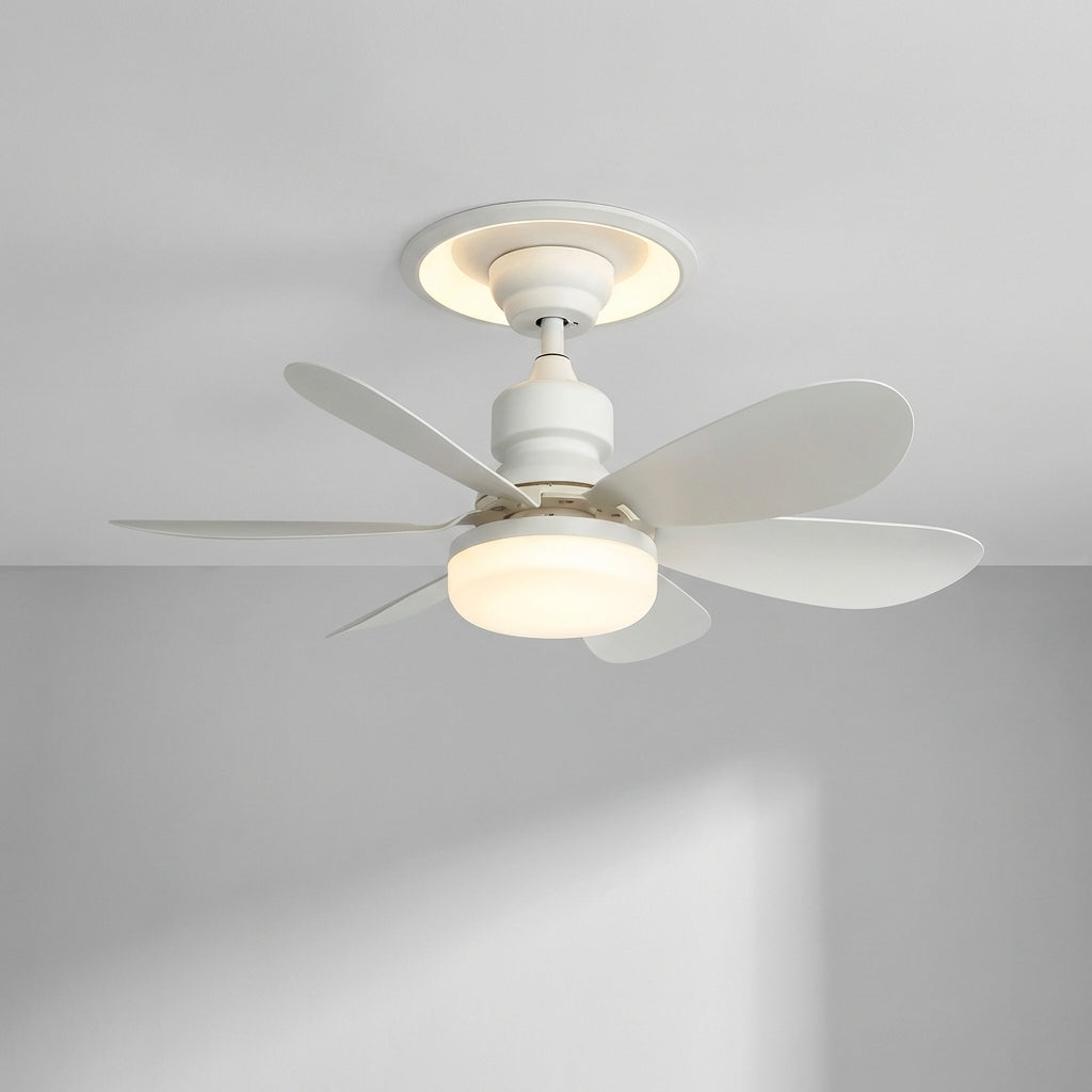 Detail van de witte slimme plafondventilator, toont de energiezuinige LED-verlichting voor sfeervol interieur.
