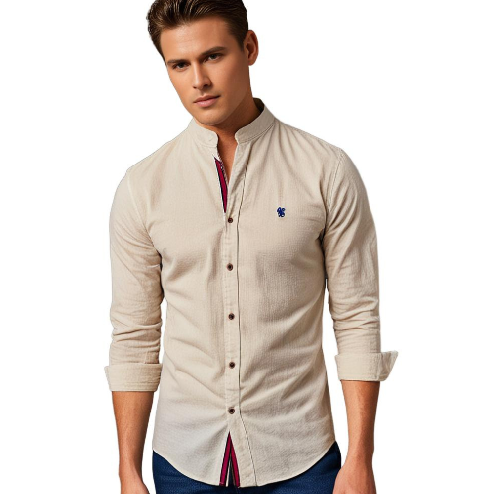 Man loopt casual in zijn Hoymans herenoverhemd met lange mouwen. Comfortabele en stijlvolle zomerse bovenkleding.
