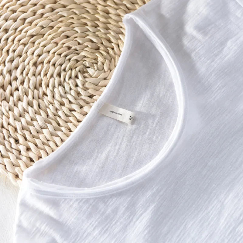 Stijlvol heren T-shirt met een slim-fit pasvorm en opvallende ruwe rand, comfortabel en modieus.