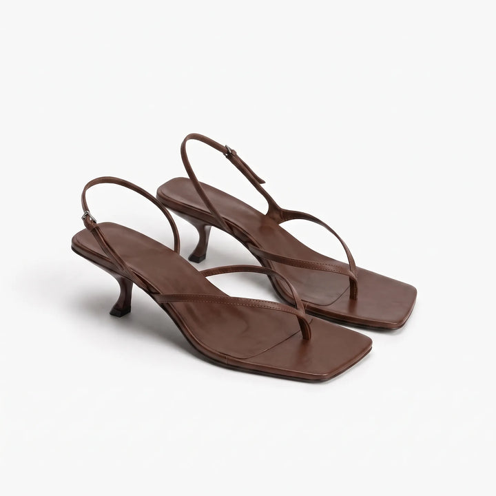Elegante dames sandalen: retro stijl met kitten heel hak en trendy vierkante neus. Ideaal voor de zomer.