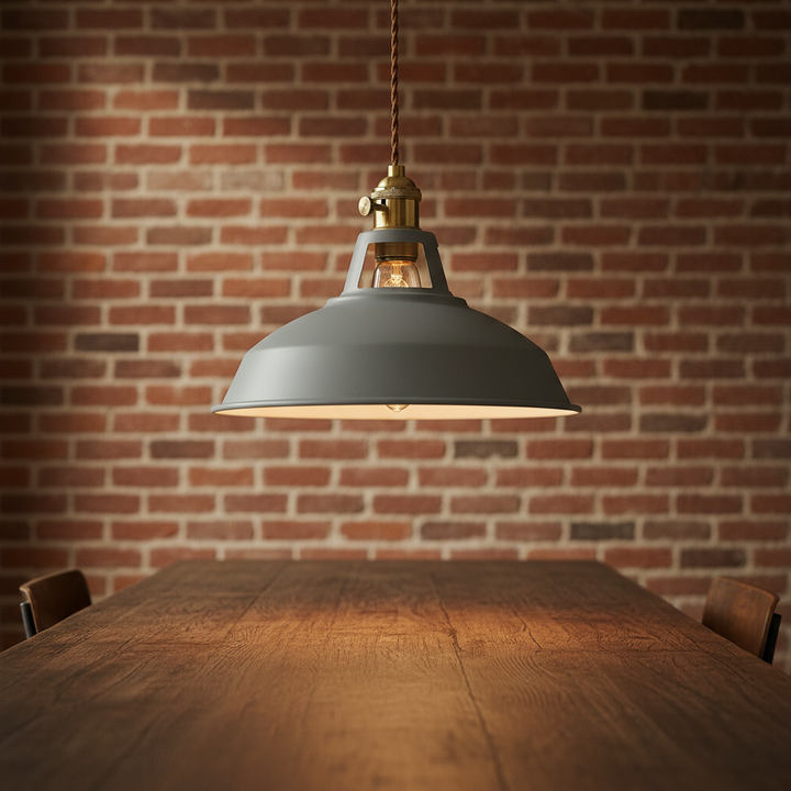 Retro industriële hanglamp van metaal voor sfeervolle verlichting boven de eettafel.
