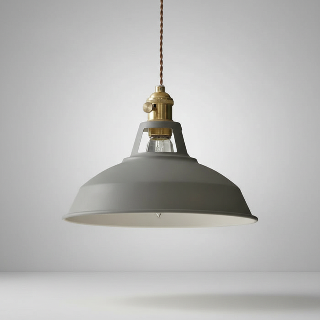 Vintage-look metalen hanglamp voor eettafel, combineert retro design met industriële touch.