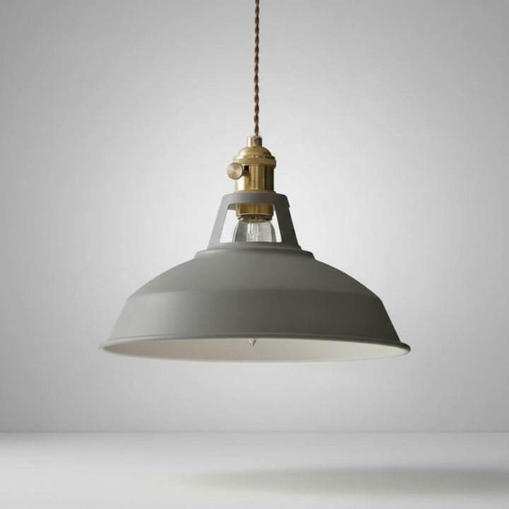 Vintage-look metalen hanglamp voor eettafel, combineert retro design met industriële touch.