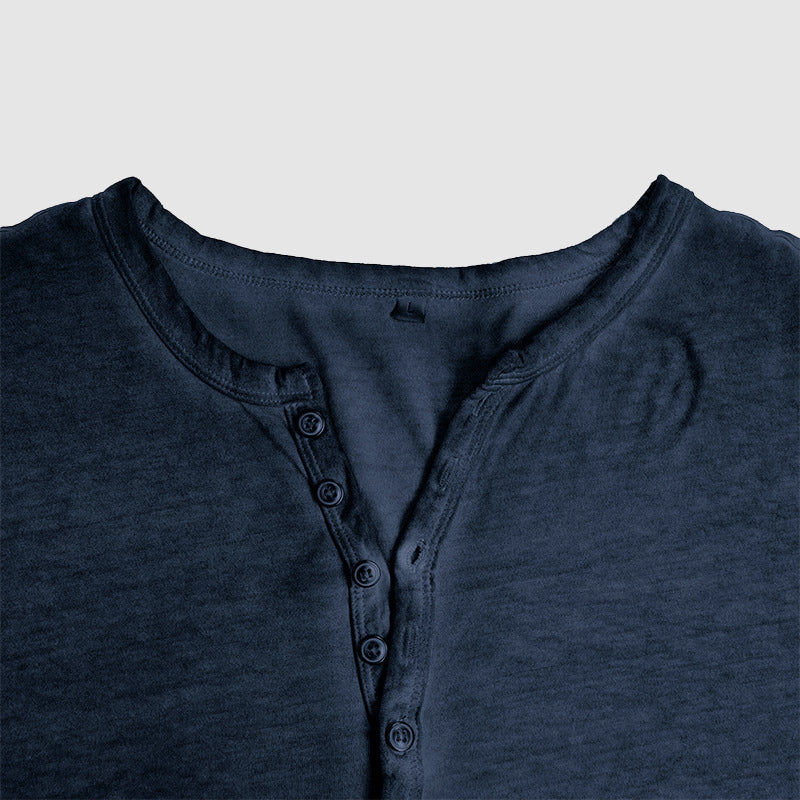 Heren Henley shirt met lange mouw en kenmerkende knoopsluiting, voegt stijl toe aan je outfit.