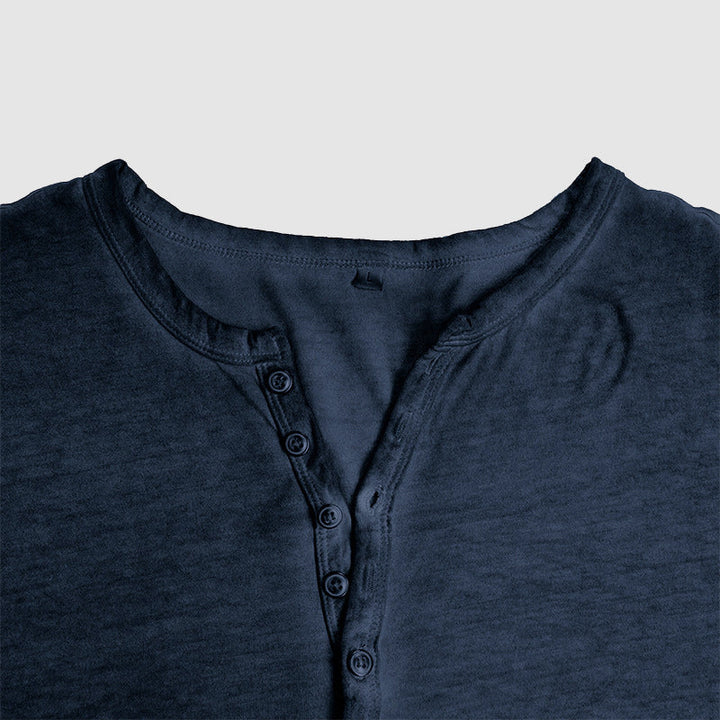 Heren Henley shirt met lange mouw en kenmerkende knoopsluiting, voegt stijl toe aan je outfit.