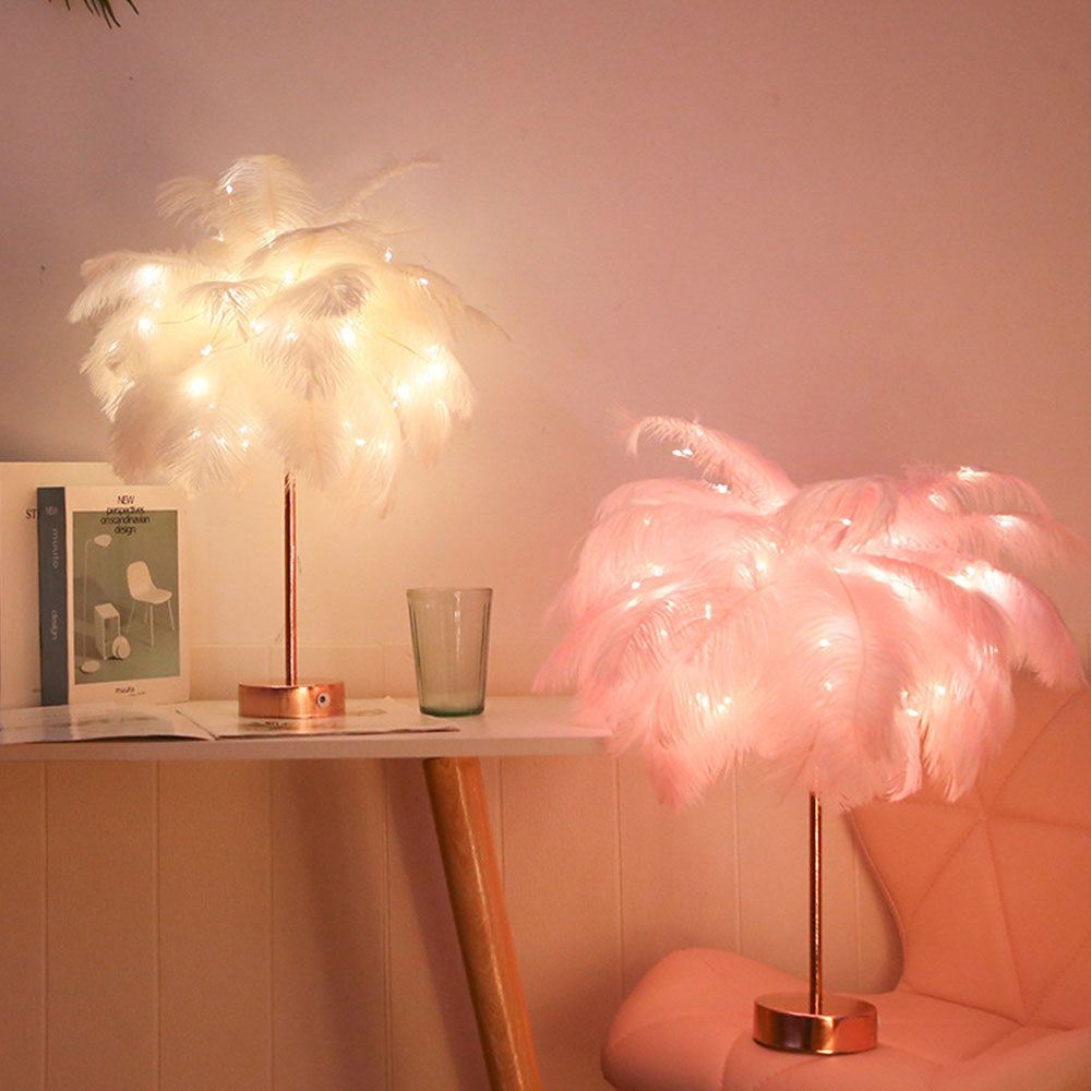 Unieke decoratieve lamp met struisvogelveren en glanzende rosegouden voet, een echte blikvanger.