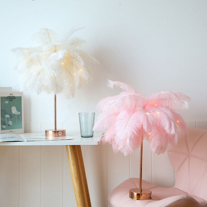 Volledig beeld van de extravagante struisvogelveren nachtlamp met stijlvolle rosegouden voet, decoratie.