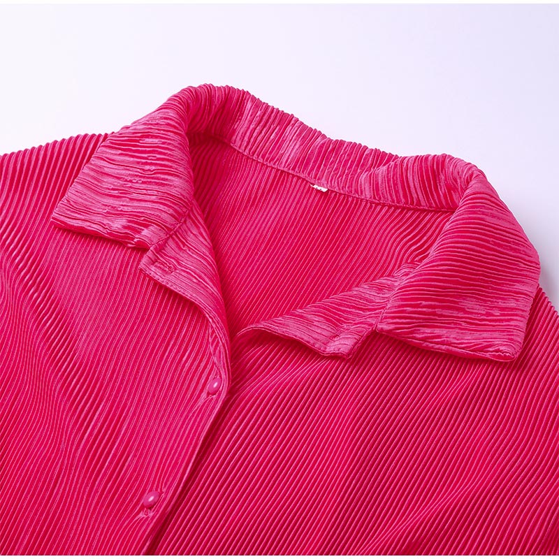 Detail van de mouw van de blazer, losjes omgeslagen. Comfortabele dameskleding.