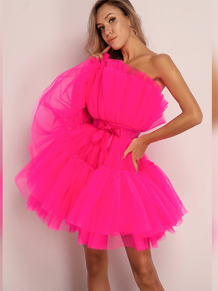 Rode strapless galajurk, korte lengte, combineert charme met een trendy uitstraling.