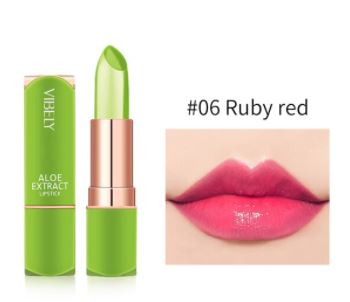 Essentiële make-up: aloë vera lippenstift die hydratatie en een unieke, natuurlijke kleur aan je lippen geeft.