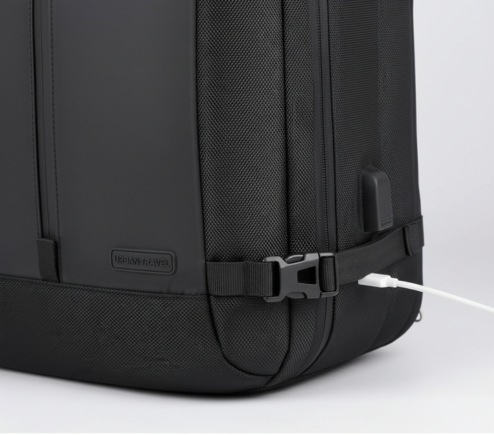 Uitbreidbare Voyager reisrugzak van duurzaam waterdicht materiaal, perfect voor laptops en lange reizen.