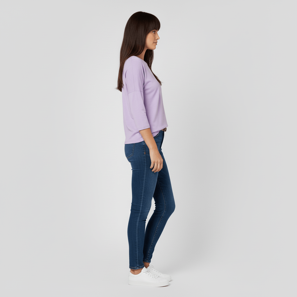 Lentemode: effen dames top met driekwartmouwen en rondhals, een essentieel basisstuk.