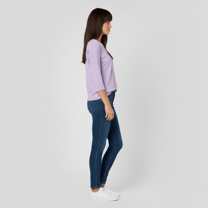 Lentemode: effen dames top met driekwartmouwen en rondhals, een essentieel basisstuk.
