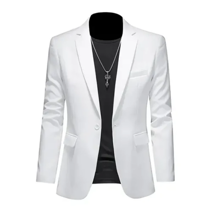 Man draagt een stijlvolle slim fit heren blazer, gecombineerd voor zowel zakelijke als casual looks. Modern colbert.