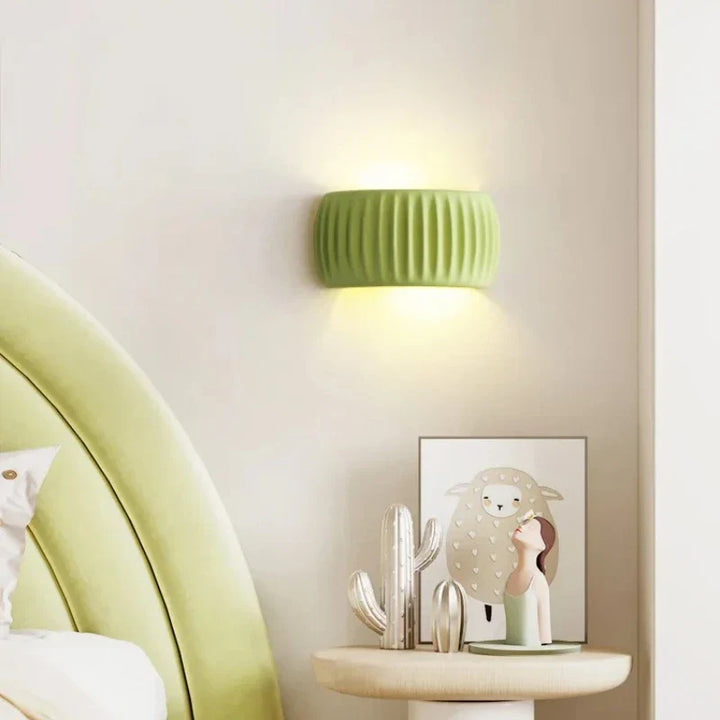 Energiezuinige LED wandlamp, creëert warme en gezellige sfeer in huis.