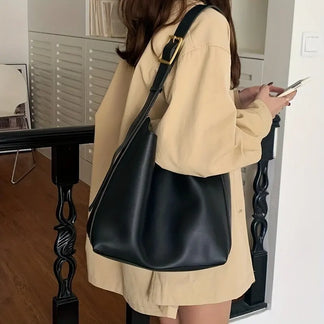 Zwarte Blanche elegante leren handtas, perfect voor vrouwen, combineert luxe leer met functionaliteit.