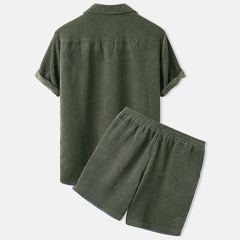 Zachte geribde heren kleding set: comfortabel poloshirt en korte broek. Perfecte casual zomer mode.