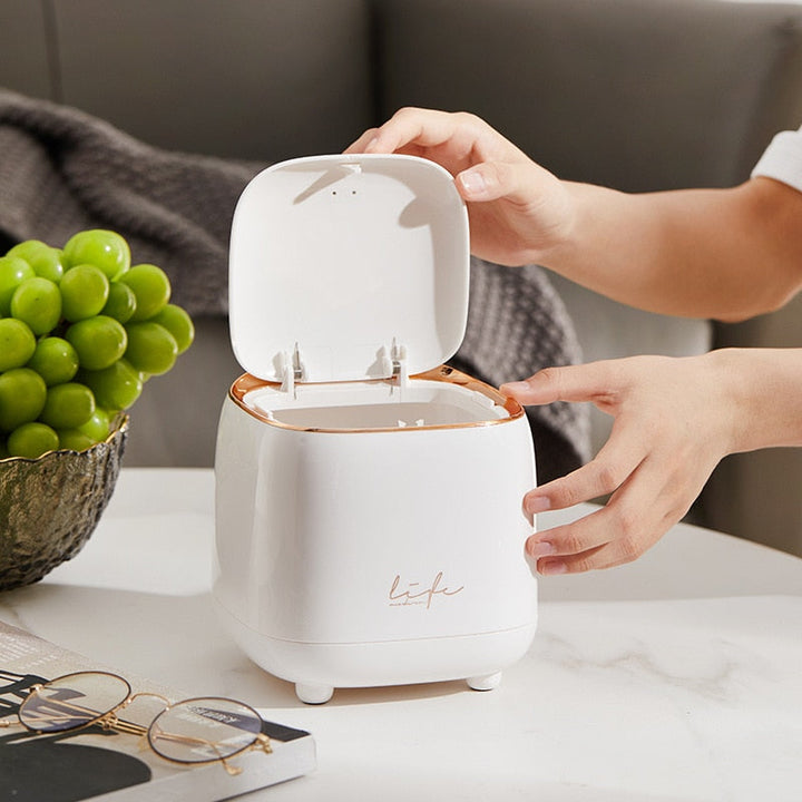 Hygiënische compacte afvalbak voor kleine ruimtes in keuken of badkamer.
