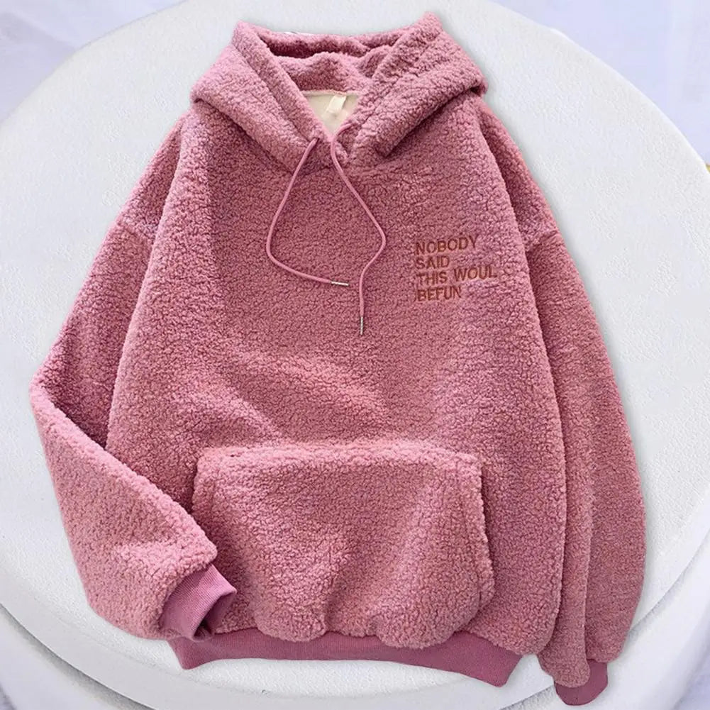 Comfortabele beige dames hoodie, modieuze loose fit warme trui. Perfect voor koude dagen en casual stijl.