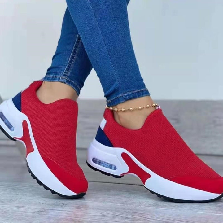 Stijlvolle rode dames sneakers met orthopedische zool voor optimaal comfort en voetondersteuning.