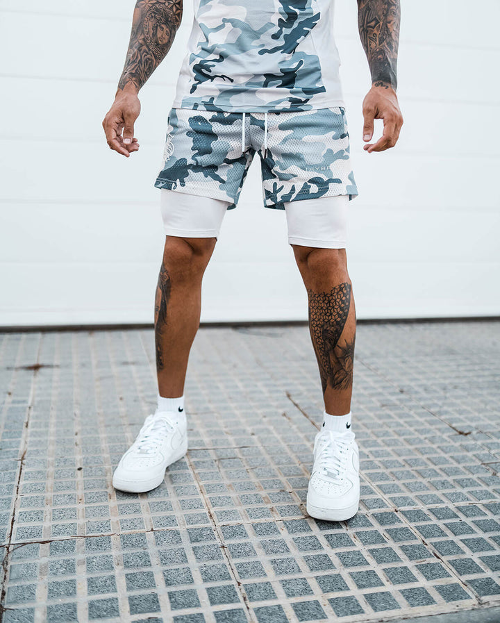 Zij-aanzicht van heren 2-in-1 sportshorts, toont slim fit design en compressie.