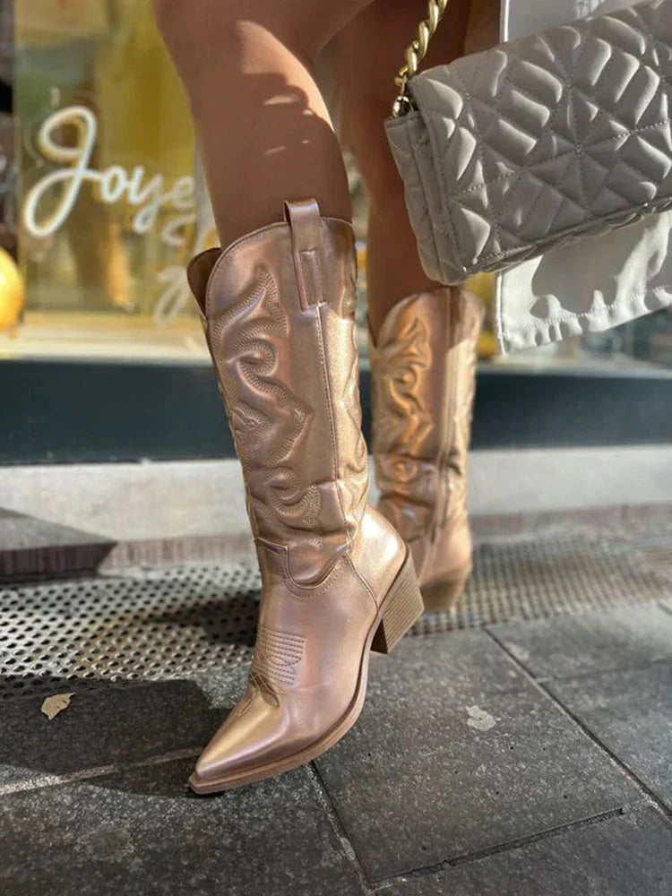 Veelzijdige trendy dames cowboylaarzen met metallic accent. Elegant en comfortabel voor elke casual of feestoutfit.
