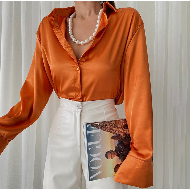Vrouwelijke Sammie Satin top, ideaal voor een elegante damesmode look.