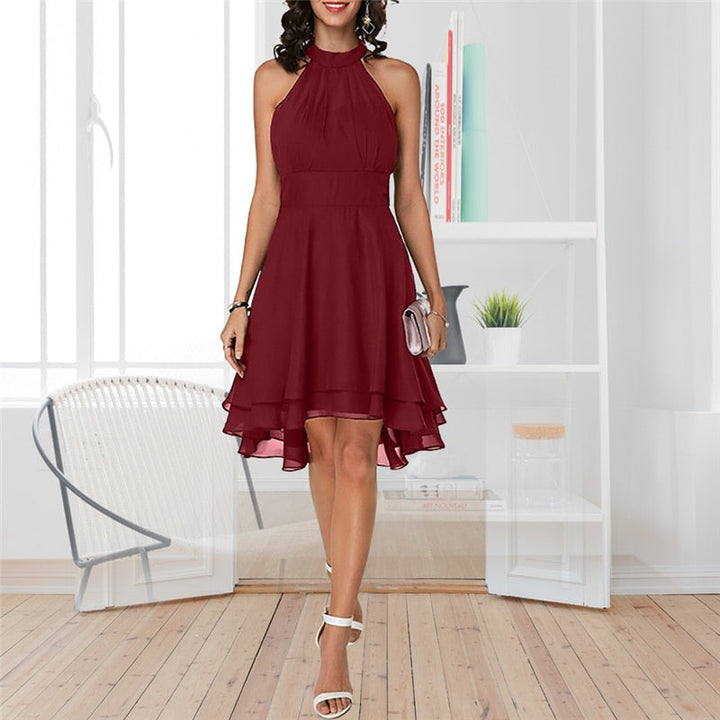 Zijaanzicht van de slim fit chiffon halterjurk, hoge taille accentueert figuur voor elegante zomerse damesmode.