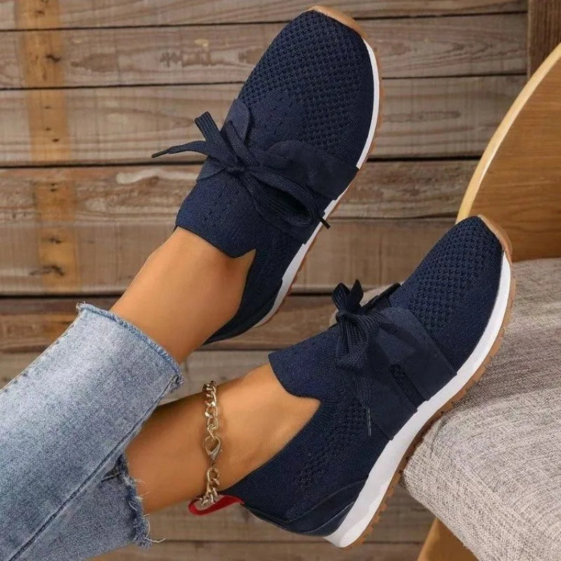 Comfortabele dames sportschoenen met dempende zool en vetersluiting, perfect voor wandelen en dagelijks comfort.