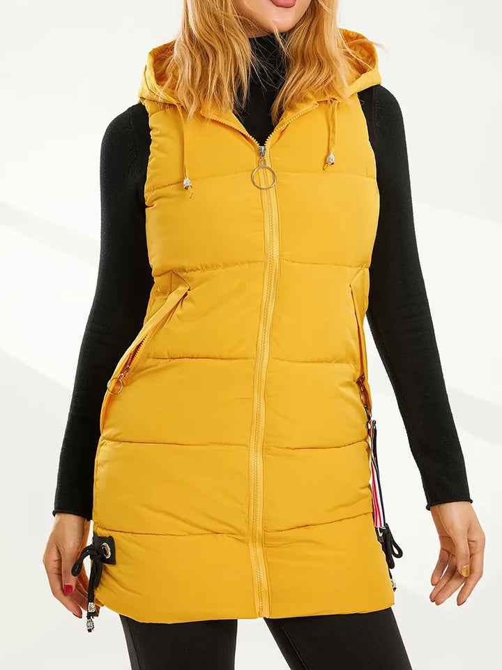 Dames bodywarmer met capuchon, gewatteerd voor extra warmte en stijl.