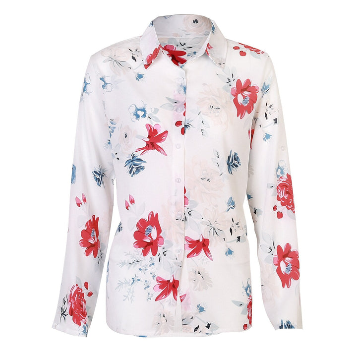 Close-up van de zomerse bloemenprint op de luchtige damesbloes. Comfortabele stof, casual V-hals top met halve mouw.