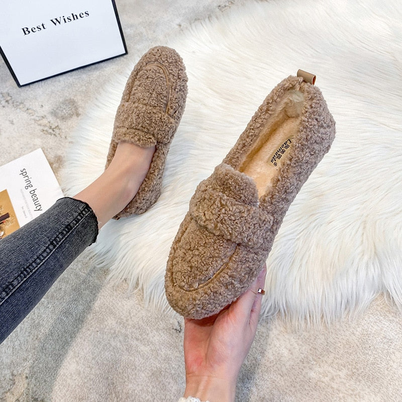 Trendy en warme dames pantoffels met zachte binnenvoering en duurzame anti-slip zool, perfect voor thuis.