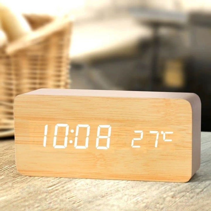 Moderne TimberGlow LED wekker met digitale tijd- en temperatuurweergave, in een strakke houtlook.